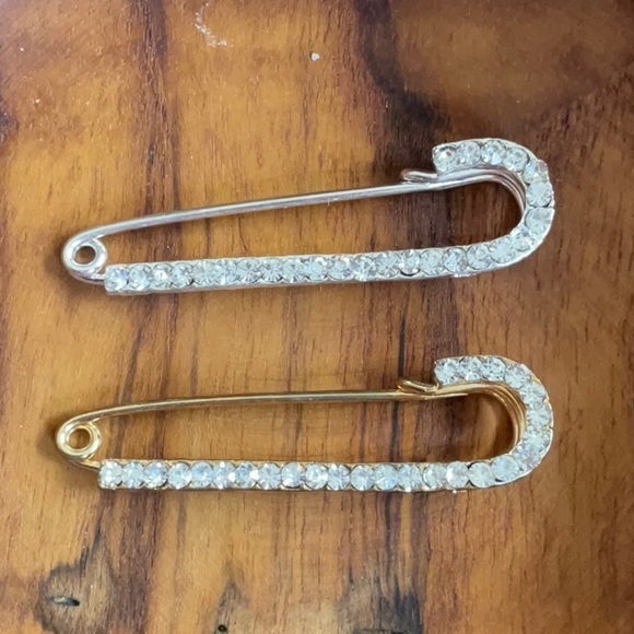 SET ONE GOLD AND ONE SILVER RHINESTONE SAFETY PINS - Picture 1 of 1